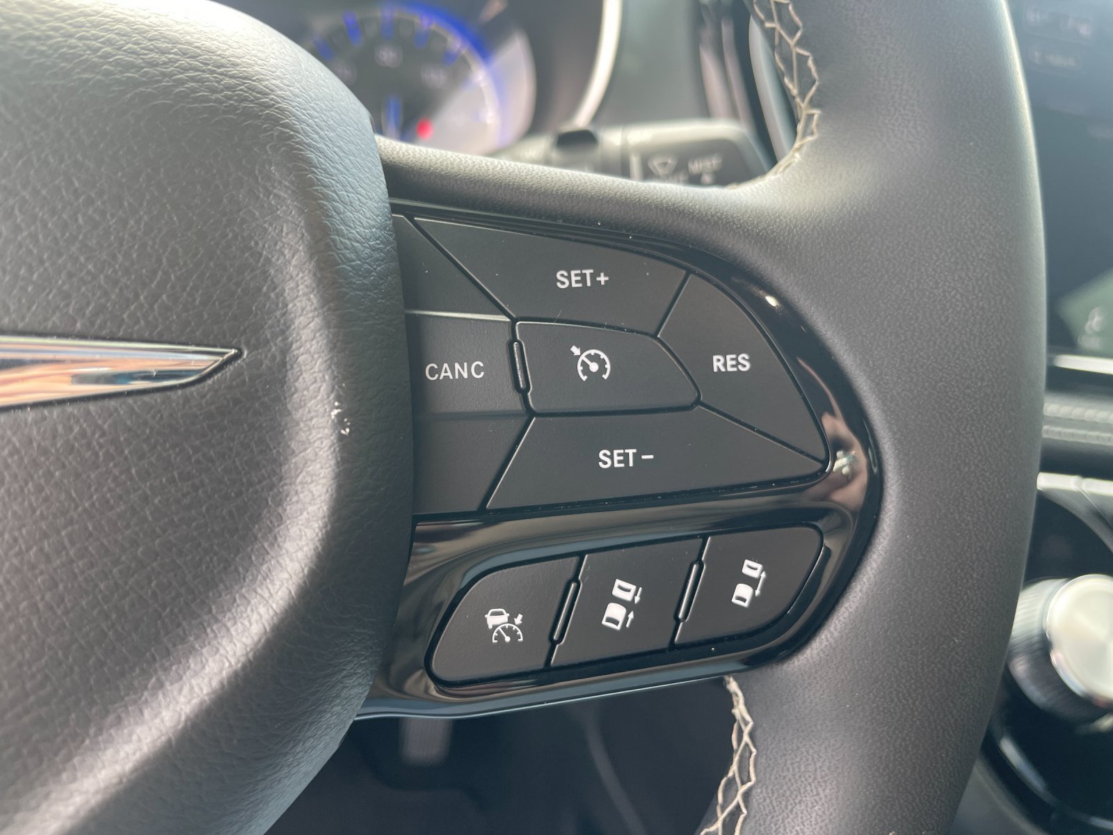 Used 2025 Chrysler Pacifica Limited FWD image 29