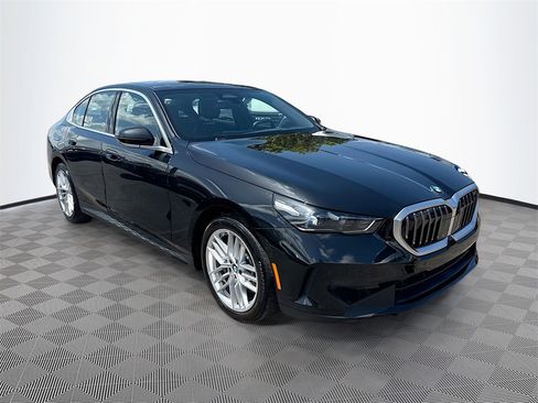 Used 2024 BMW 530i w/ Premium Package image 4