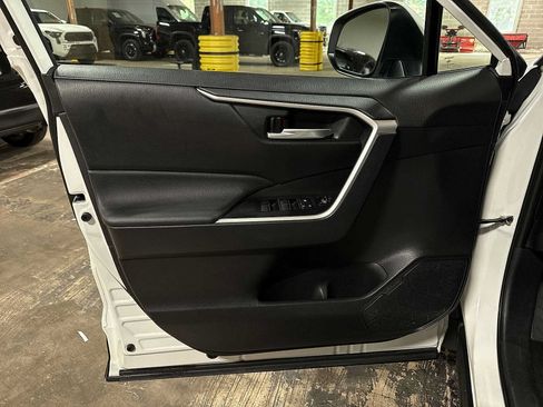 Used 2025 Toyota RAV4 XLE AWD/4WD image 29