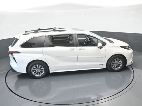 Used 2021 Toyota Sienna XLE image 56