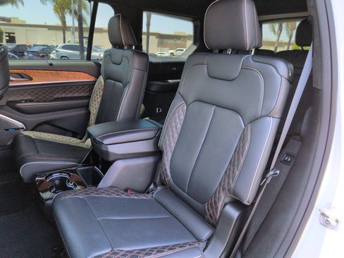 Used 2023 Jeep Grand Cherokee L Summit AWD/4WD image 30