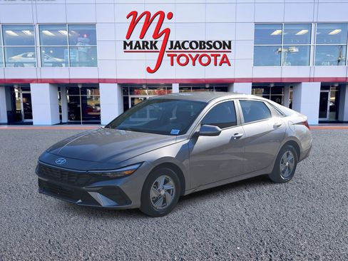 Used 2024 Hyundai Elantra SE image 1