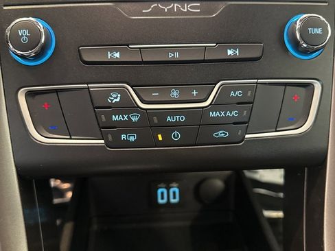 Used 2019 Ford Fusion SE image 14