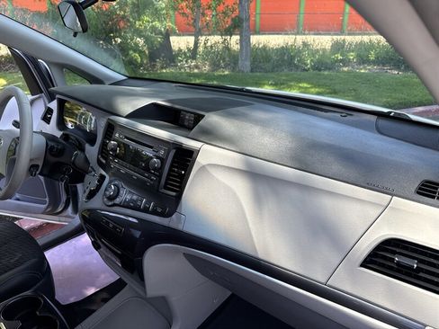 Used 2011 Toyota Sienna SE w/ Preferred Pkg FWD image 26