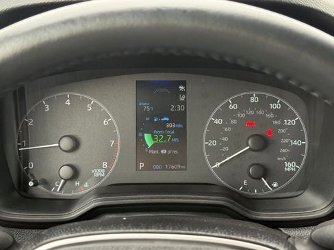 Used 2025 Toyota Corolla Cross LE image 19