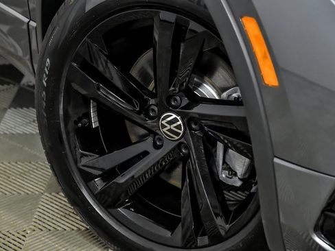 Certified 2024 Volkswagen Tiguan SE R-Line image 3