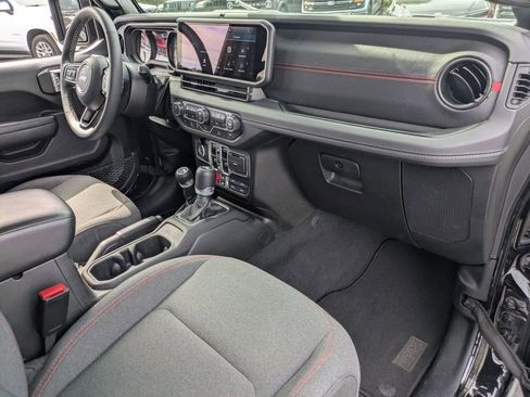 Used 2025 Jeep Wrangler Unlimited Rubicon w/ Convenience Group AWD/4WD image 30