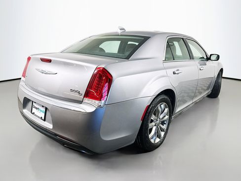 Used 2017 Chrysler 300 C image 7