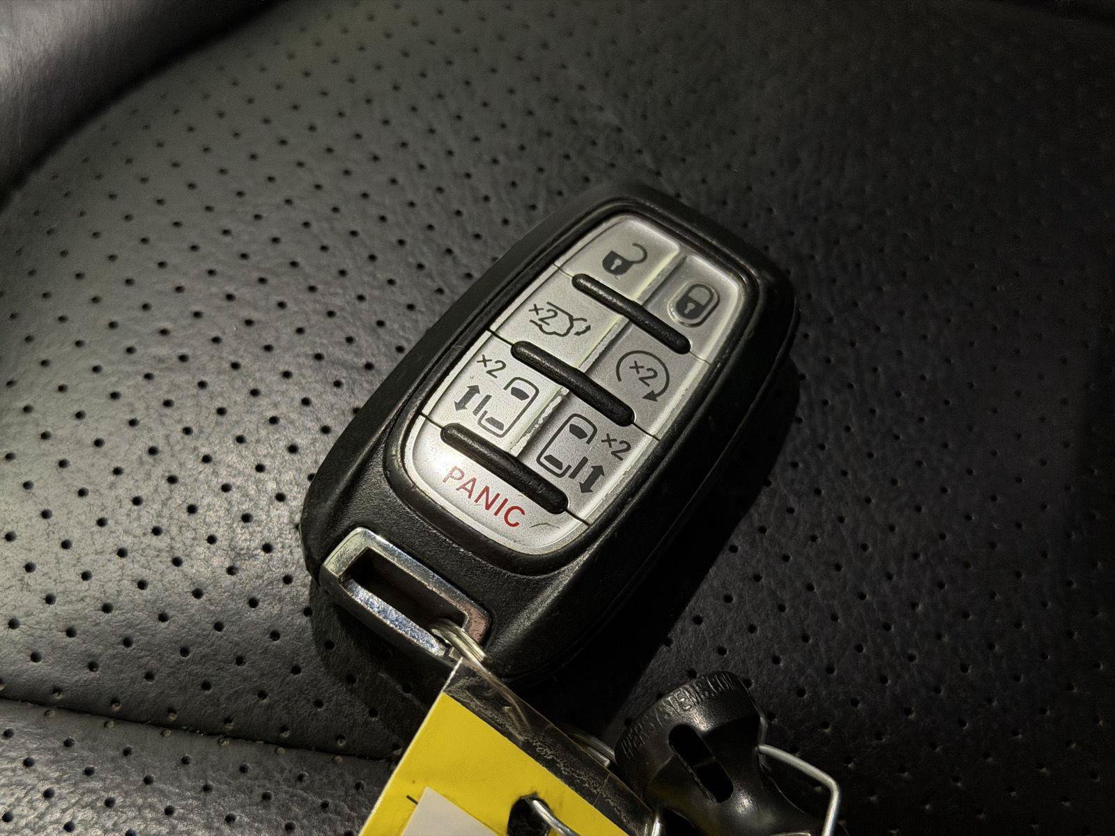 Used 2018 Chrysler Pacifica Touring-L FWD image 41