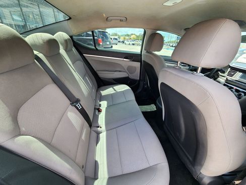 Used 2019 Hyundai Elantra SE image 11