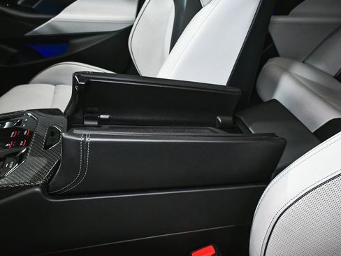 Used 2025 BMW M5 w/ Executive Package image 65