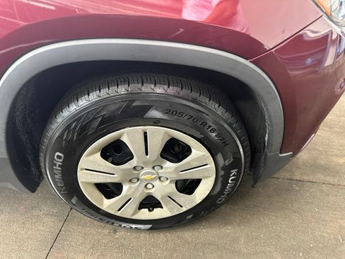 Used 2017 Chevrolet Trax LS FWD image 2