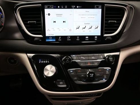 Certified 2023 Chrysler Pacifica Touring-L FWD image 45