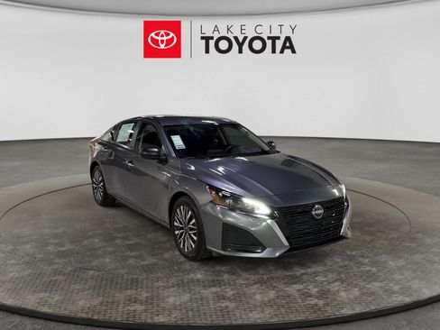 Used 2025 Nissan Altima 2.5 SV FWD image 13