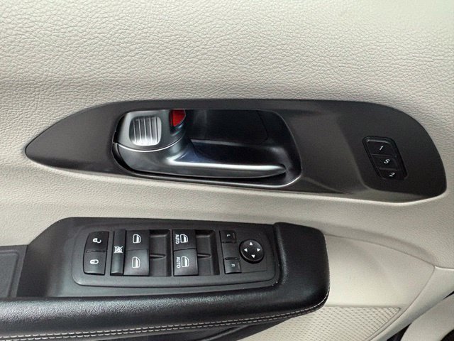 Used 2022 Chrysler Pacifica Touring-L FWD image 17