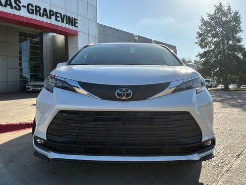 New 2026 Toyota Sienna XLE FWD image 3