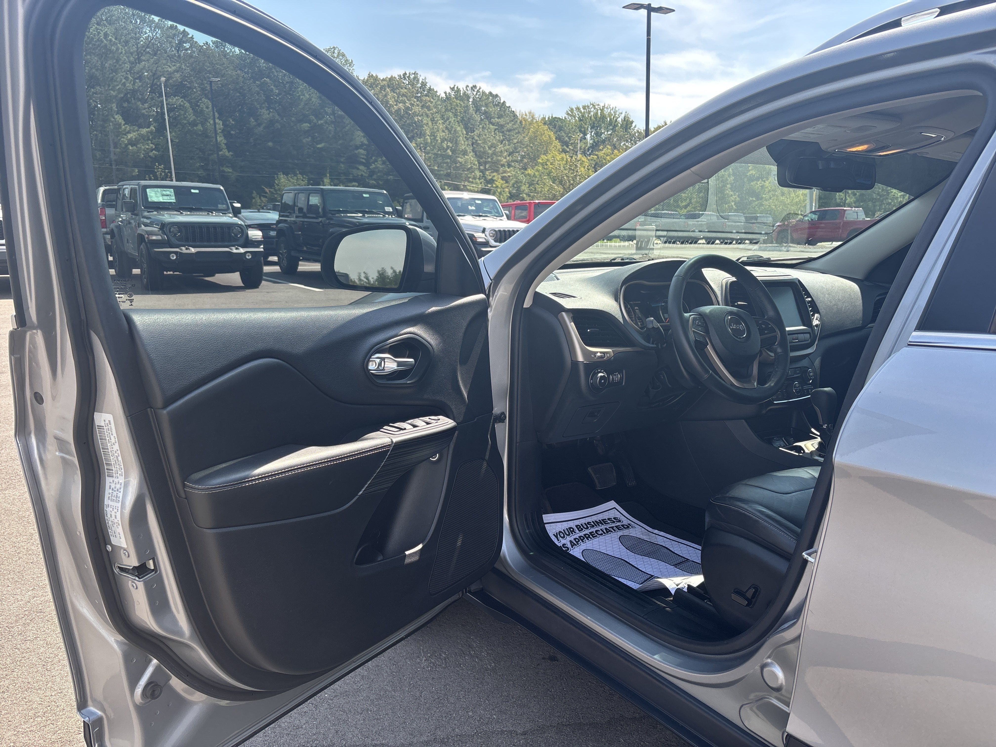 Used 2015 Jeep Cherokee Limited FWD image 10