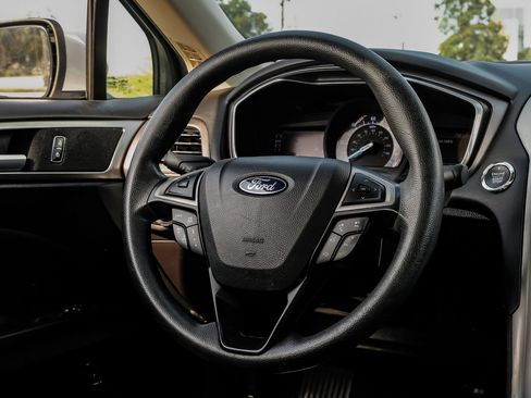 Used 2019 Ford Fusion SE FWD image 15