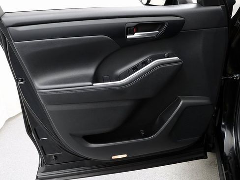 Used 2023 Toyota Highlander XLE image 22