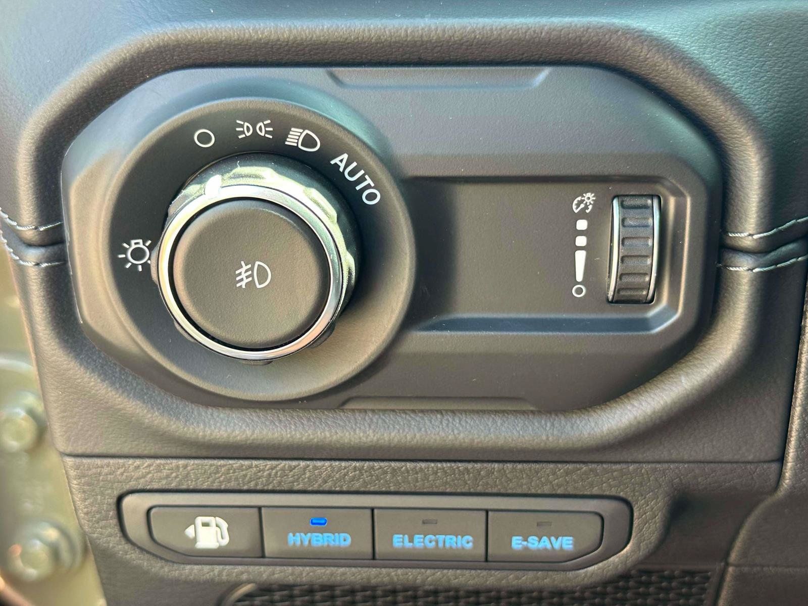 Used 2025 Jeep Wrangler Unlimited Sahara w/ Safety Group AWD/4WD image 19