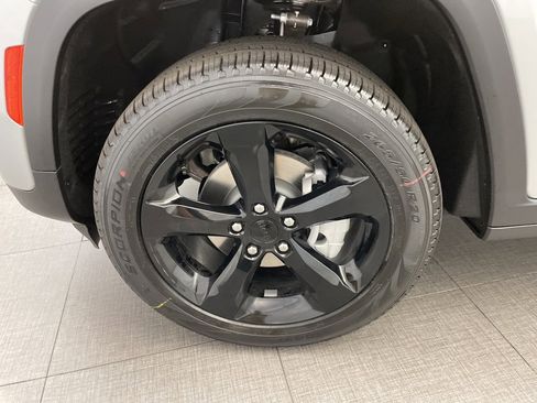 New 2025 Jeep Grand Cherokee Limited w/ Black Appearance Package image 10