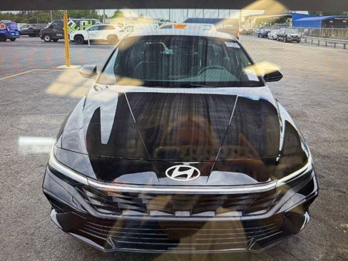 Used 2025 Hyundai Elantra SEL FWD image 2