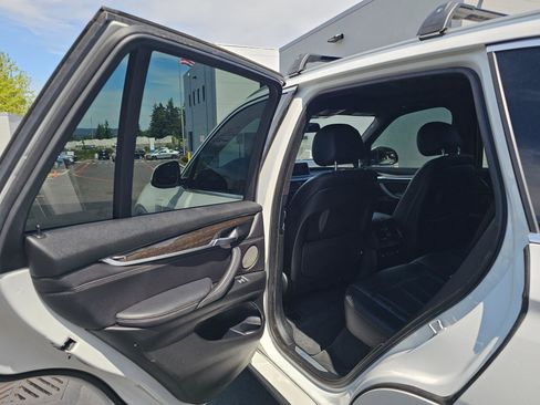 Used 2018 BMW X5 xDrive40e w/ Driving Assistance Package AWD/4WD image 18