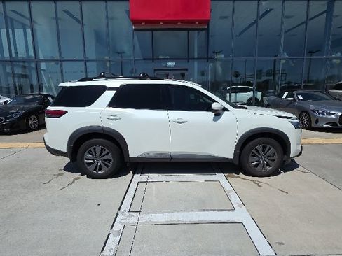 Used 2024 Nissan Pathfinder SV w/ SV Premium Package FWD image 3