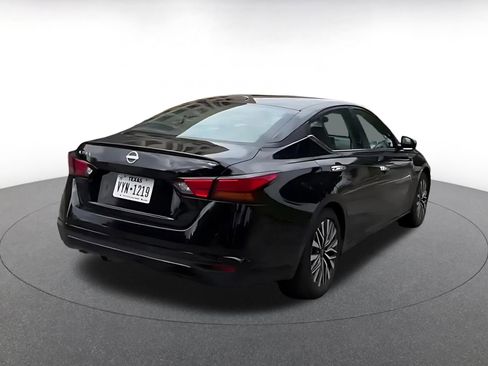 Used 2025 Nissan Altima 2.5 SV FWD image 13