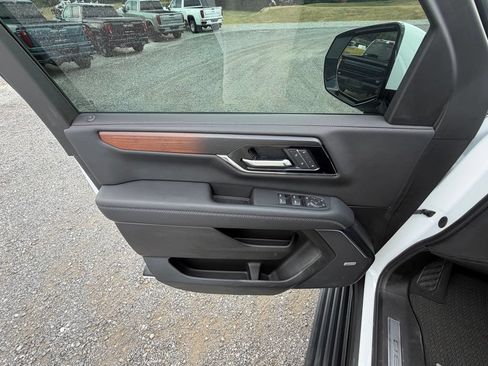 Used 2025 GMC Yukon XL Denali w/ Sun & Power Step Package AWD/4WD image 6