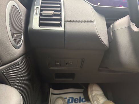 Used 2022 Land Rover Discovery S image 18