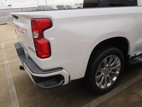 Used 2020 Chevrolet Silverado 1500 High Country w/ Technology Package AWD/4WD image 12