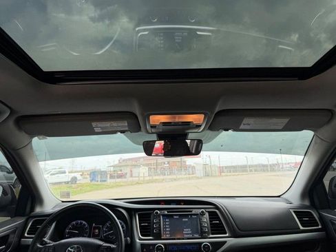 Used 2019 Toyota Highlander XLE image 11