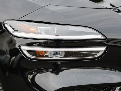 Used 2025 Genesis G70 2.5T image 7