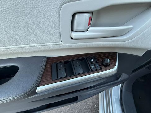 Used 2024 Toyota Sienna LE FWD image 38