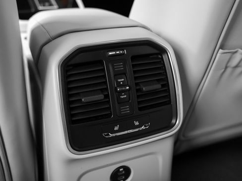 Used 2025 Porsche Macan image 40