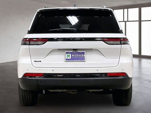 Used 2023 Jeep Grand Cherokee Altitude AWD/4WD image 5