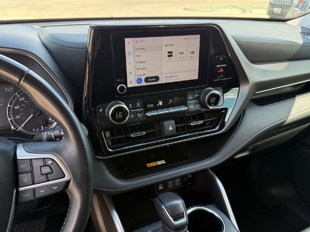 Used 2024 Toyota Highlander XLE AWD/4WD image 17