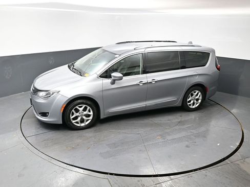 Used 2018 Chrysler Pacifica Touring-L w/ Tire & Wheel Group image 17