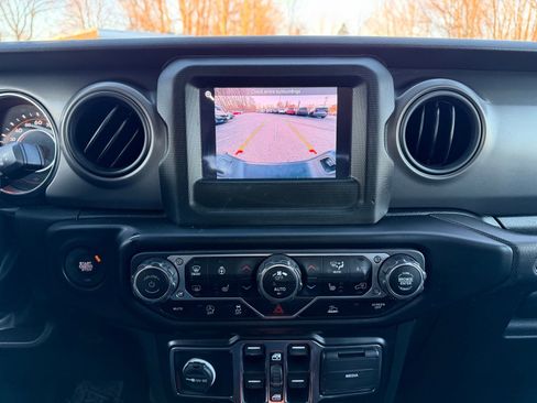 Used 2022 Jeep Gladiator Willys image 17