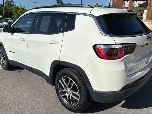 Used 2019 Jeep Compass Latitude FWD image 3