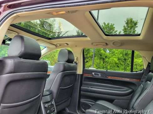 Used 2018 Lincoln MKT AWD image 13