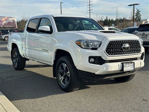 Used 2018 Toyota Tacoma TRD Sport image 7