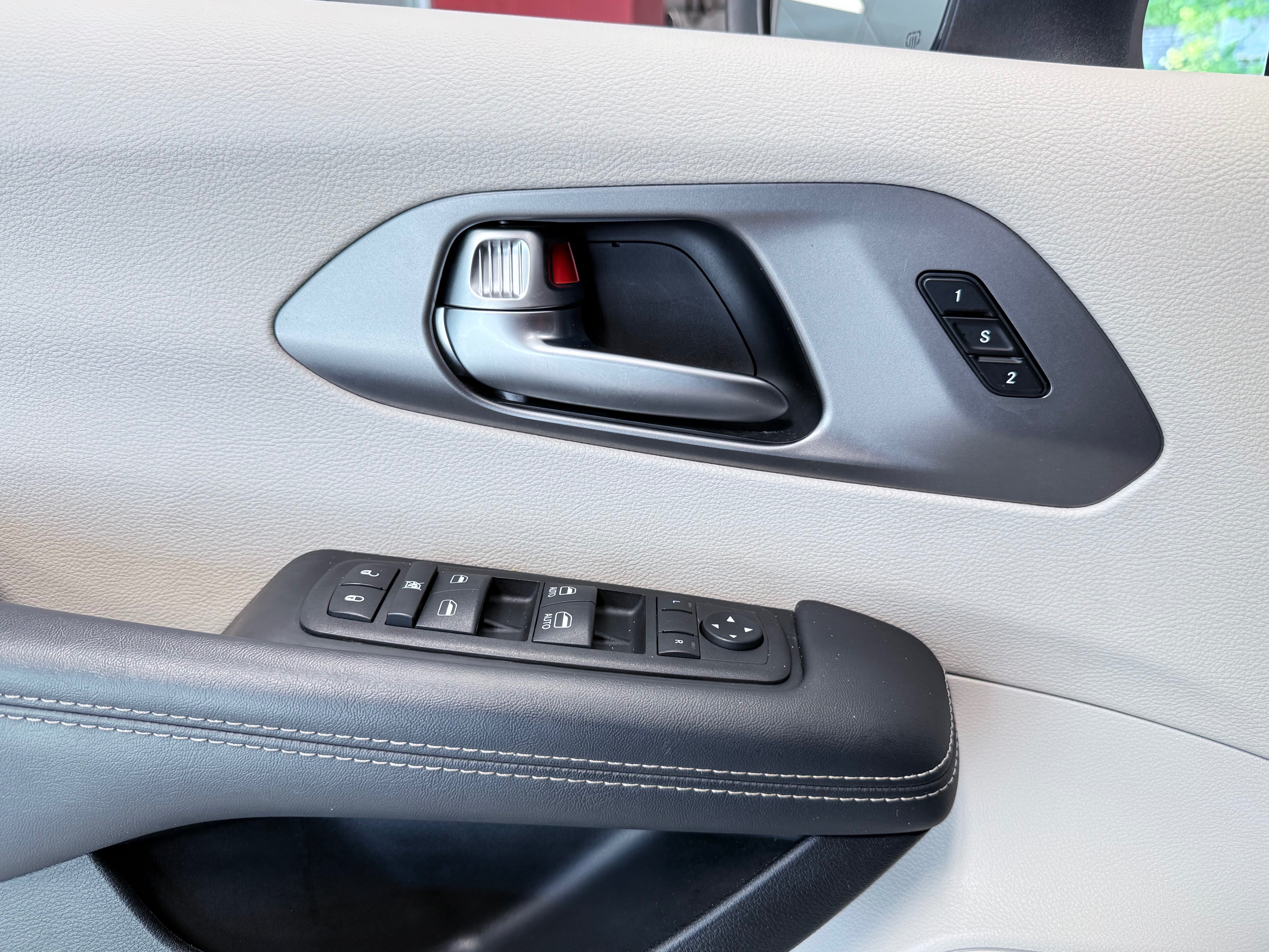 Used 2023 Chrysler Pacifica Touring-L FWD image 17