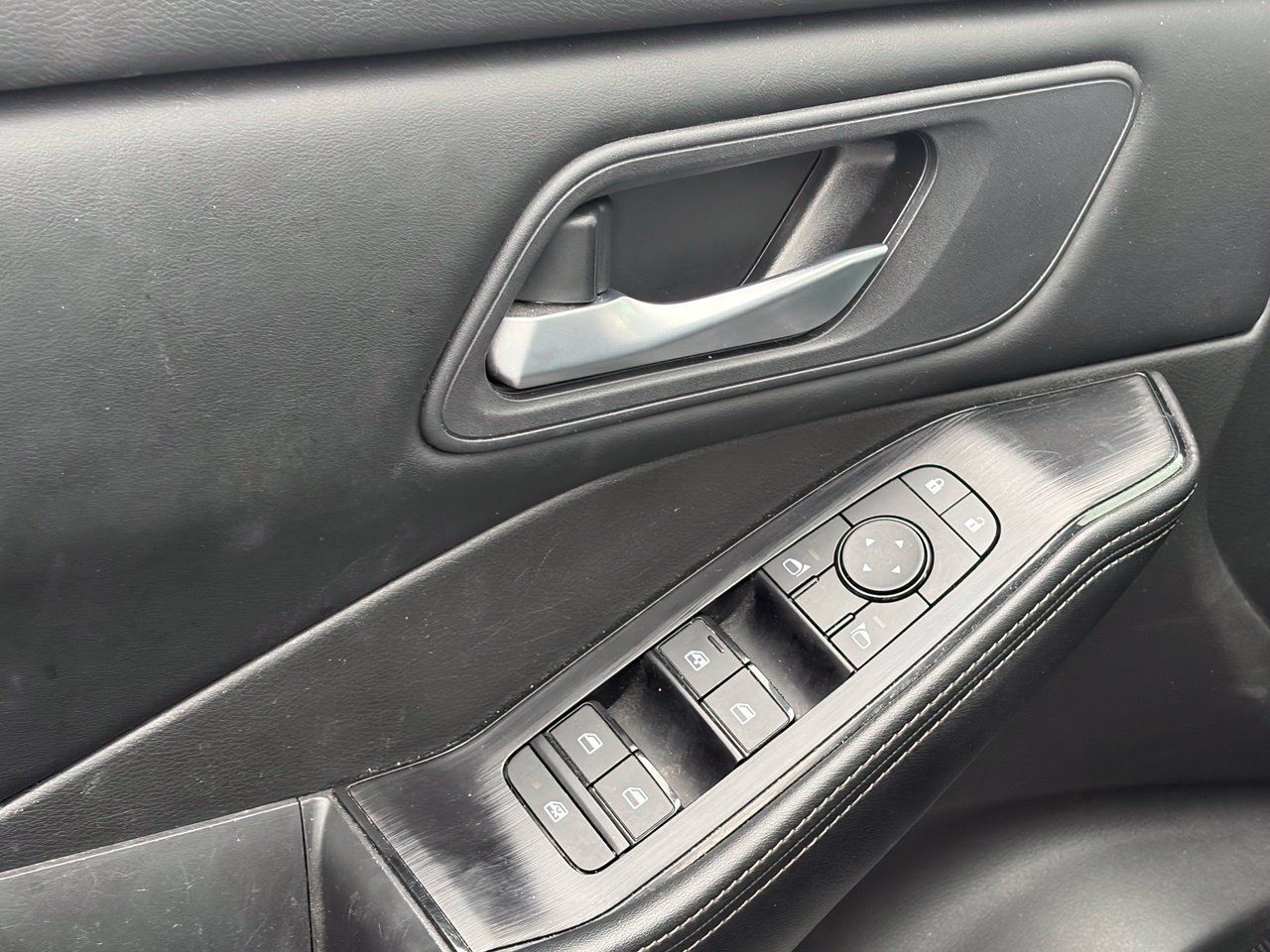 Used 2025 Nissan Rogue SV FWD image 5
