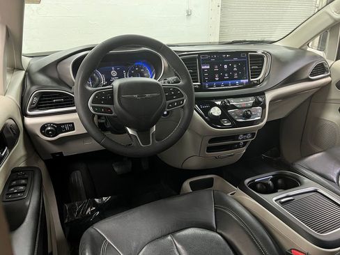 Used 2022 Chrysler Pacifica Touring-L image 9