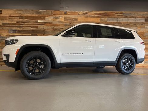 New 2025 Jeep Grand Cherokee L Altitude image 19