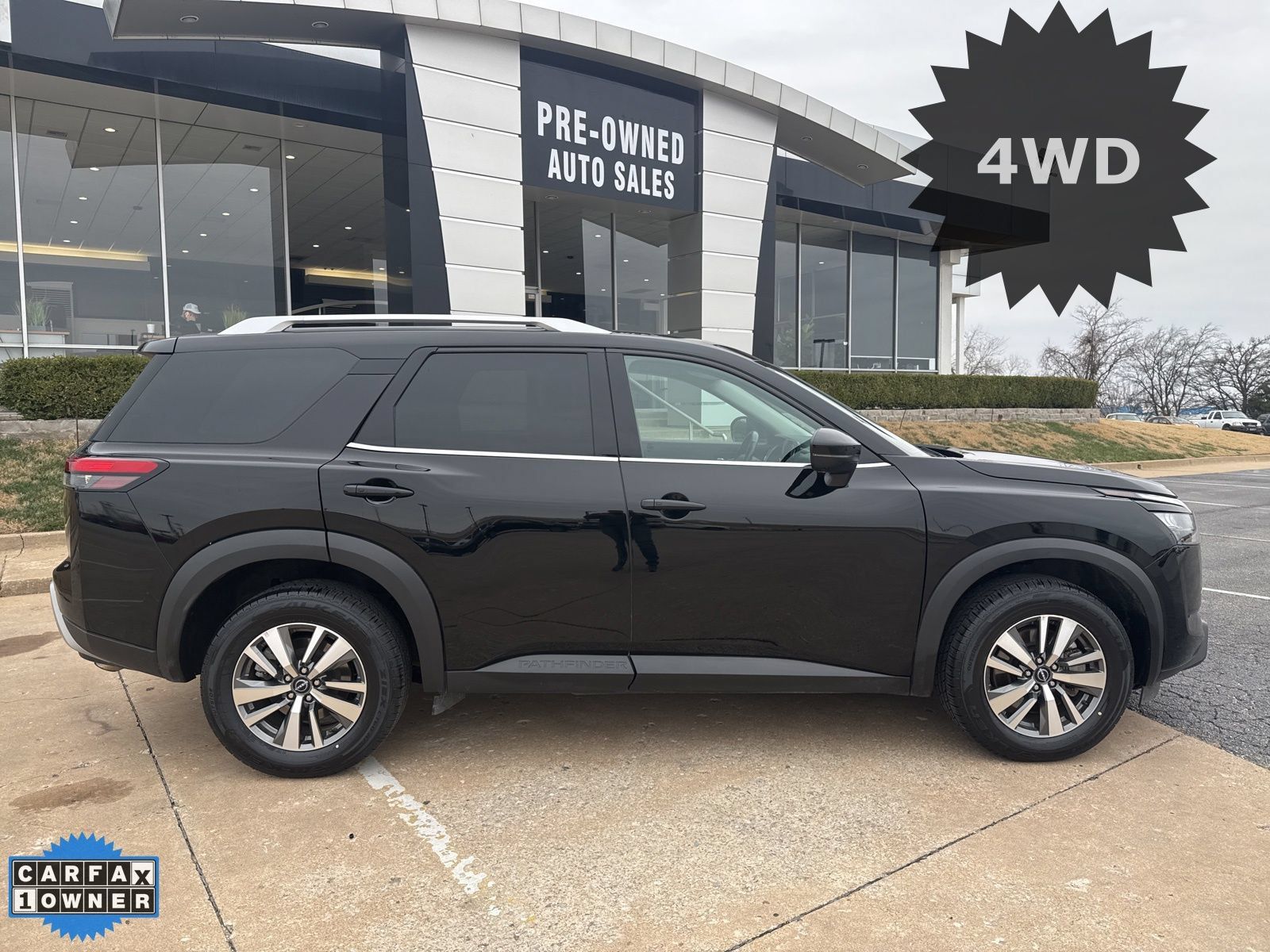 Used 2025 Nissan Pathfinder SL AWD/4WD image 2