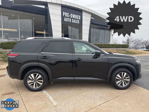 Used 2025 Nissan Pathfinder SL AWD/4WD image 2