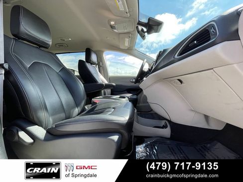 Used 2024 Chrysler Pacifica Touring-L FWD image 31